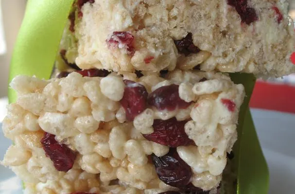 Puolukka-valkosuklaa-Rice Krispies -palat
