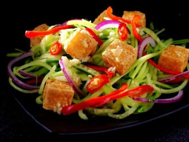 Rapea tofu ja thaimaalainen kurkkuraita