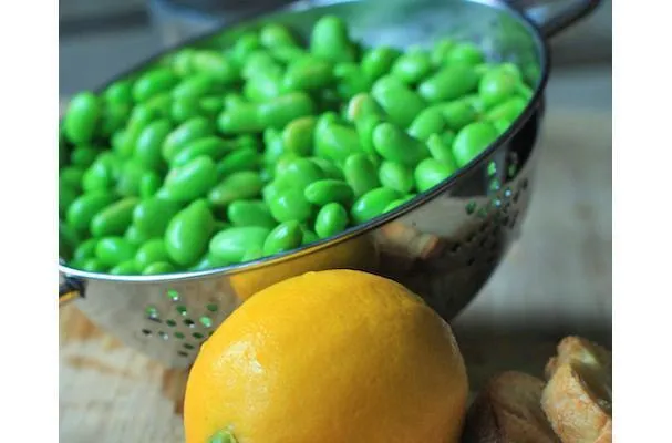 Edamame Crostini sitruunalla ja shisolla