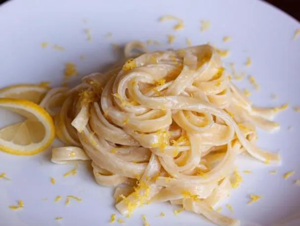 Fettuccine sitruuna-mascarponekastikkeella