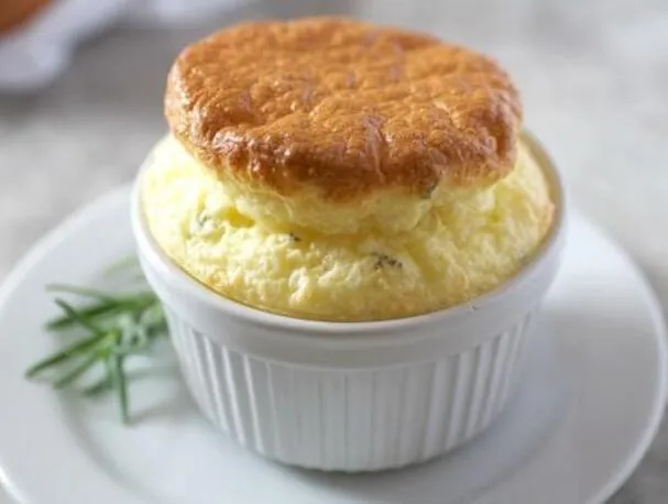 Vuohenjuusto-brie-soufflé