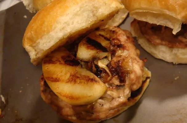 Grillatut omenat ja brie-kalkkunaburgerit karamellisoiduilla sipuleilla