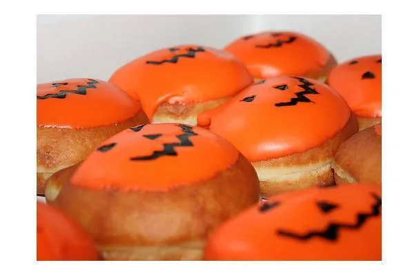 Halloween-donitsit
