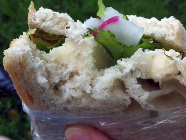 Yrtti-, brie- ja retiisisandwich