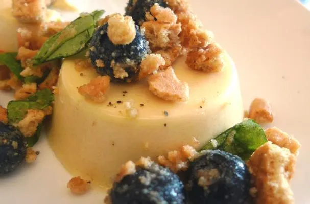 Hunajainen pannacotta mustikoilla ja graham-kekseillä