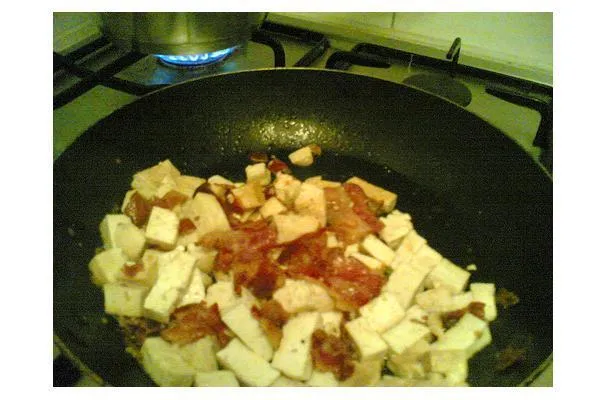 Pekoninmakuinen tofu