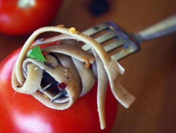 Pasta anjovis-pähkinäkastikkeella