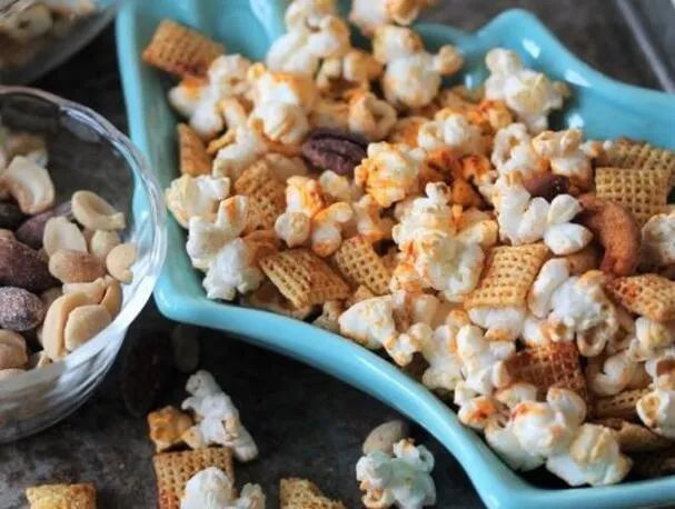 Savustettu popcorn-juhlasekoitus