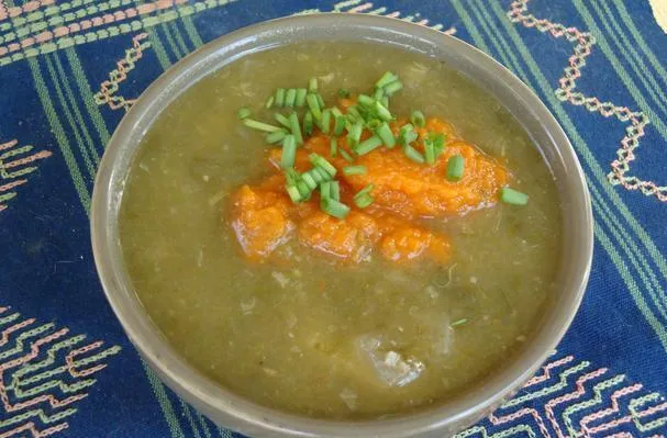 Suolaheinä- ja liperi keitto porkkana-minttupyreen kanssa