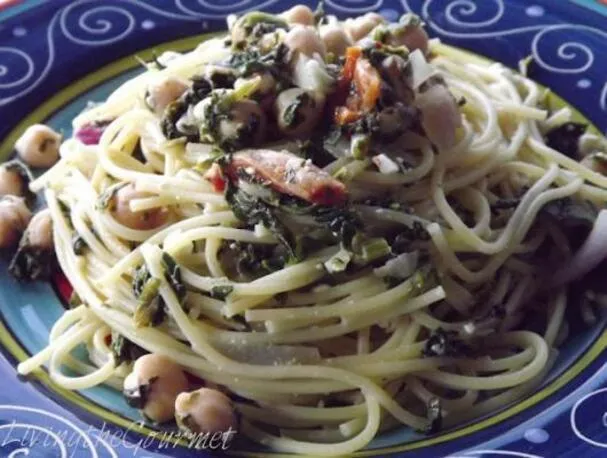 Spagetti kikherneillä ja fetalla