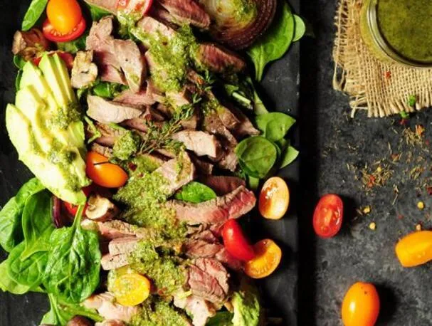Pippuripihvisalaatti chimichurri-kastikkeella