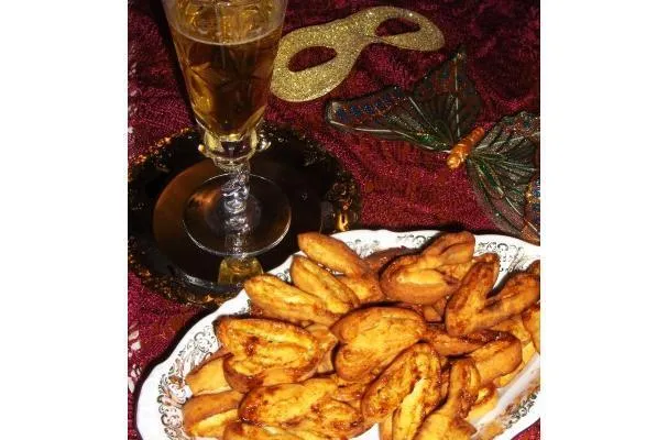 Tagliatelle Dolci Fritte (Makeat paistetut nuudelit)