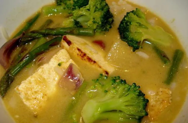 Thaimaalainen kookosvihreä curry tofulla