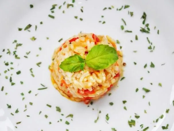 Kasvisserbialainen riisipilaf