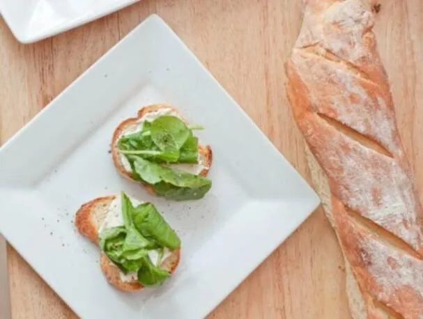 Vatkattu feta ja rucolacrostini