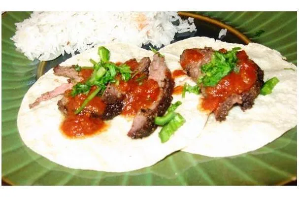 Miksi päätin tehdä intialaisilla mausteilla maustettuja tri-tip-tacoja kirpeän tomaattikastikkeen kanssa