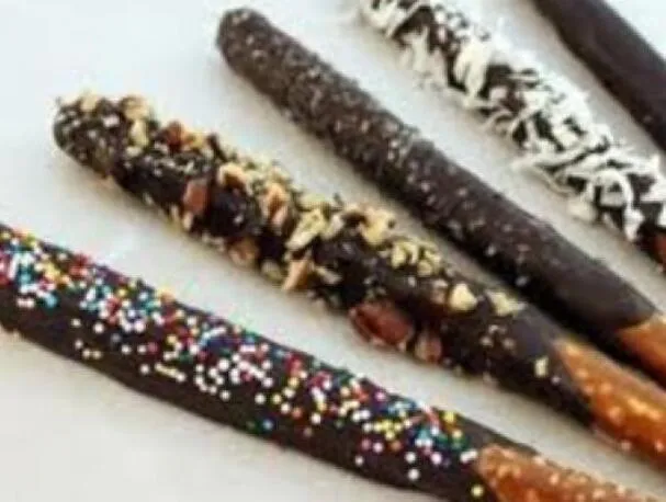 Suklaalla kuorrutetut pretzel-tikut