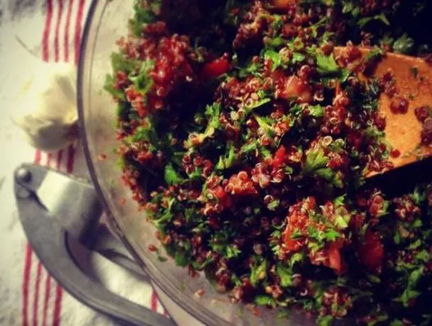 Yksinkertainen talvisalaatti: kvinoa-tabbouleh