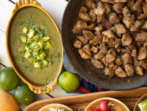Carnitas-tacoja tomaattikastikkeella ja avokadolla